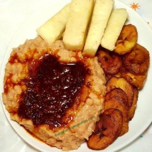 EWA AGOYIN  (BEANS)+BREAD